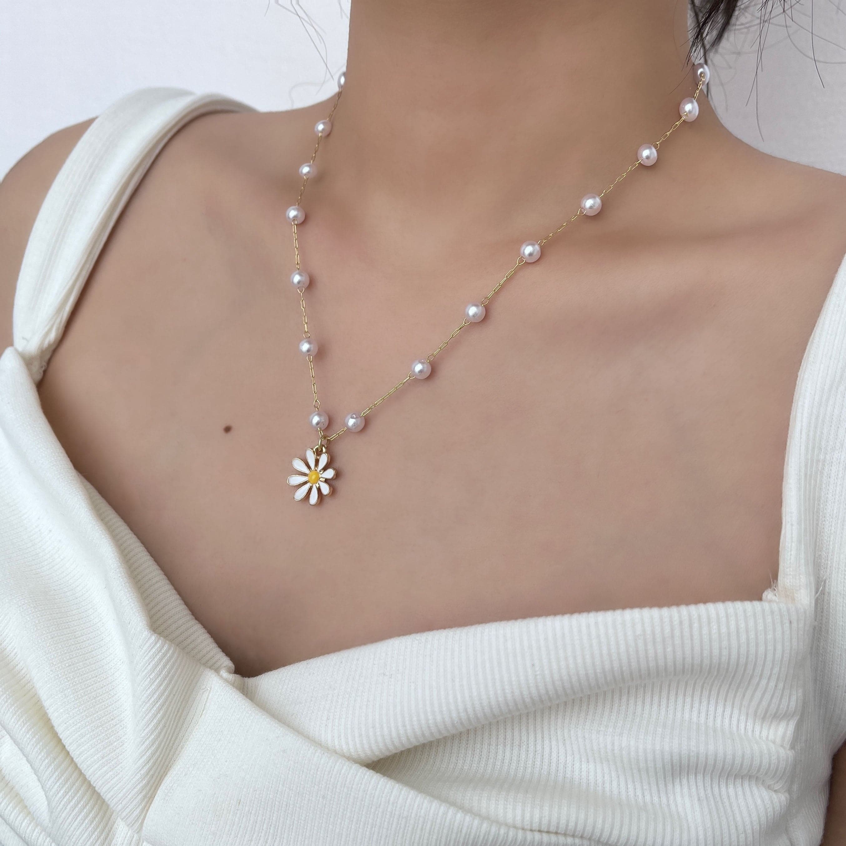 Faux pearl flower pendant necklace