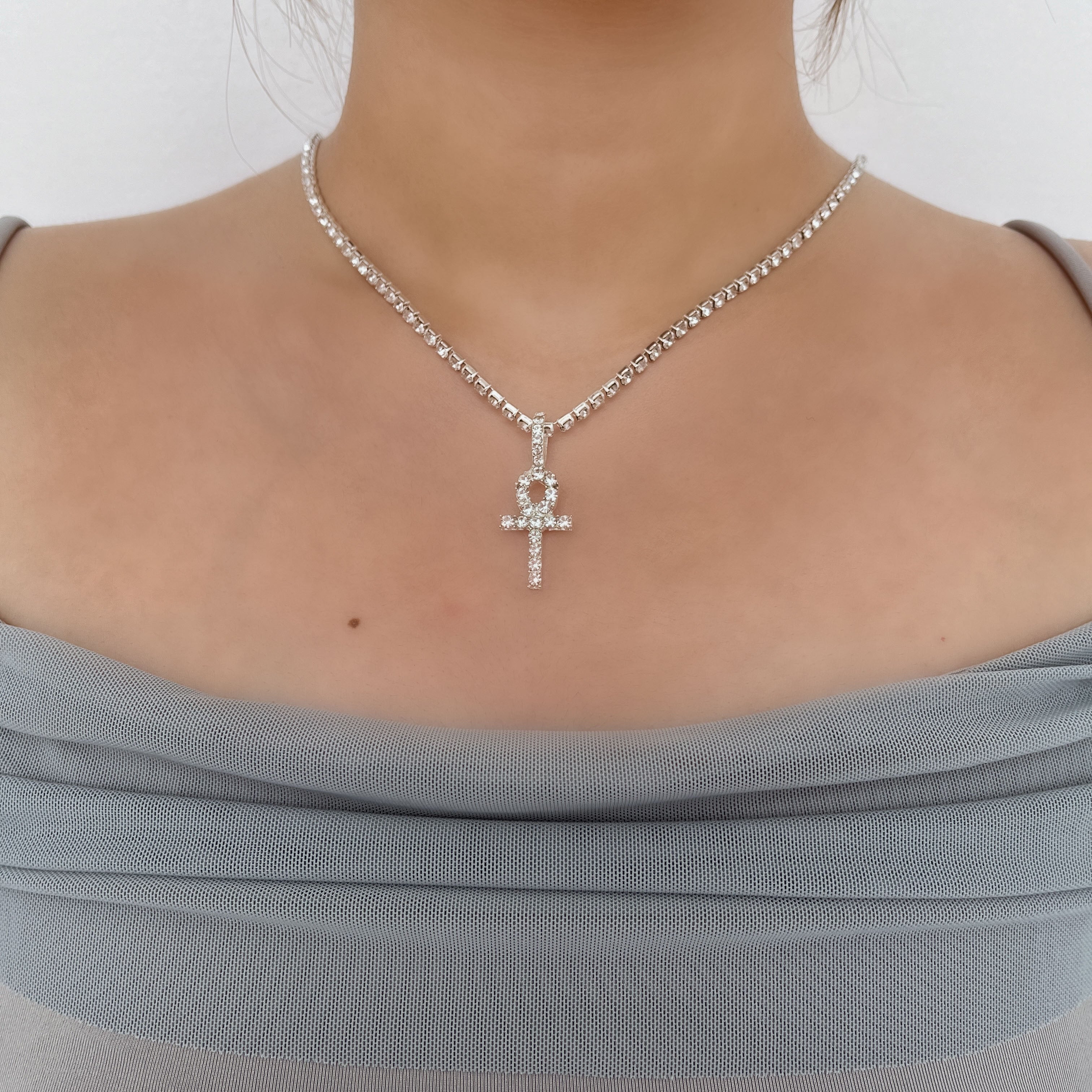 Crosspendant rhinestone necklace