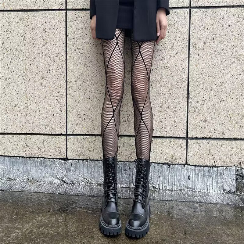 Diamond pattern fishnet tights