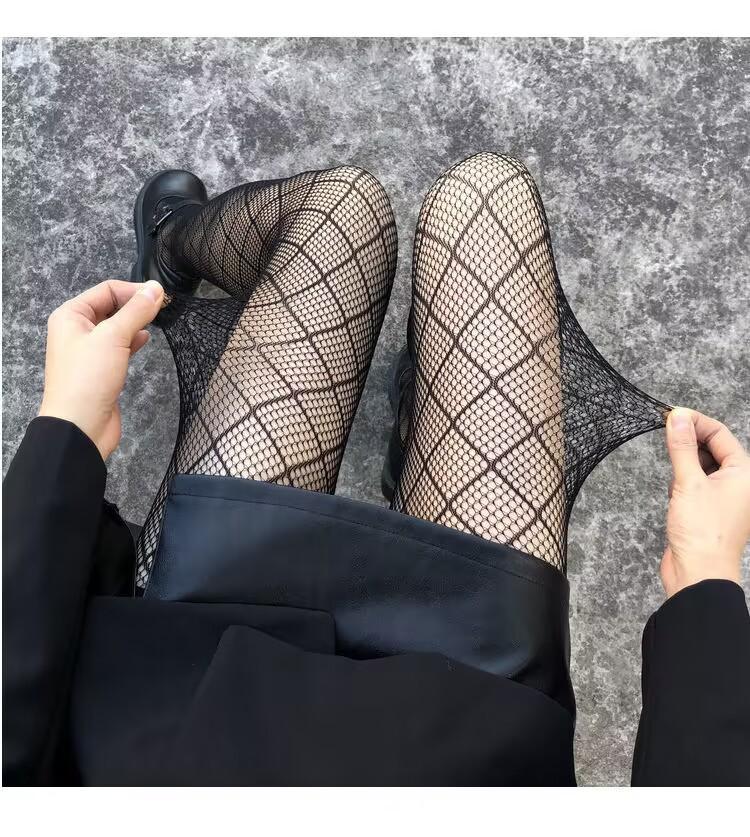 Diamond pattern fishnet tights