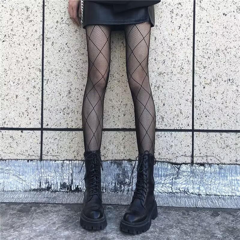 Diamond pattern fishnet tights