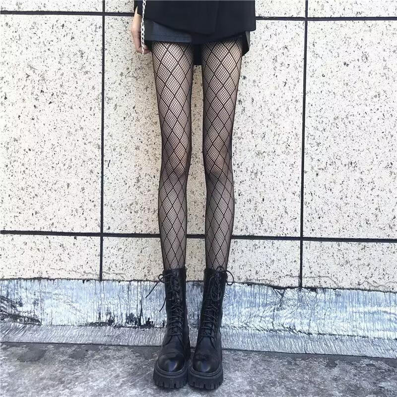 Diamond pattern fishnet tights